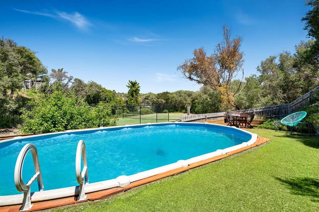 Willowdene pool spa tennis court photo 1