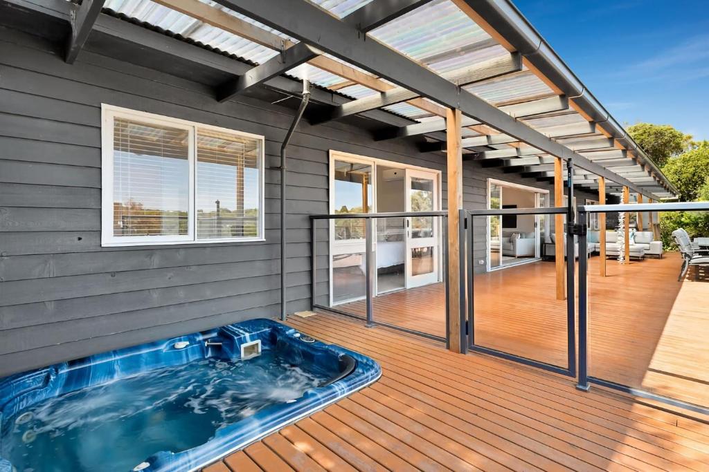 Willowdene pool spa tennis court photo 4