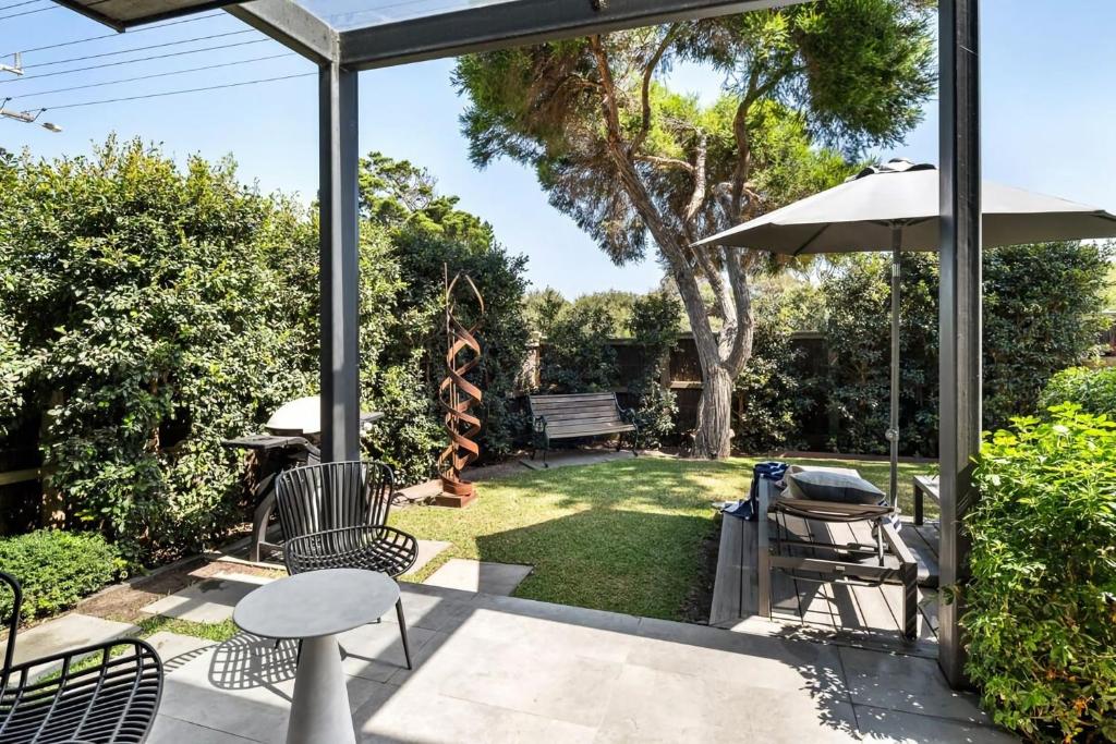 Studio One - Luxe Apartment, across from beach, walk to local shops photo 4
