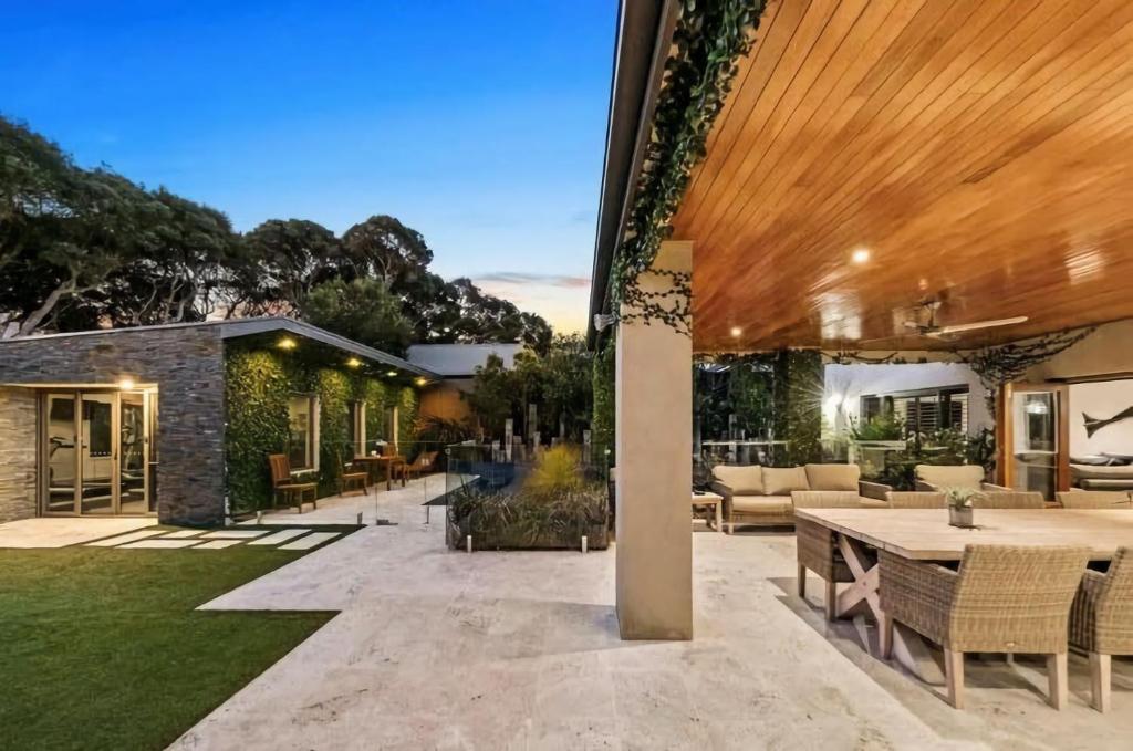 Aroha Moana - Pool, Sauna, Billiards photo 2