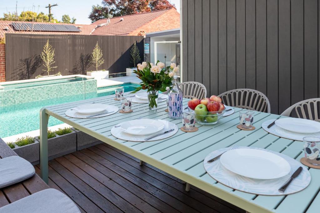 Missy's Escape - Luxe Family Entertainer Pool Spa Walk to Beach photo 1