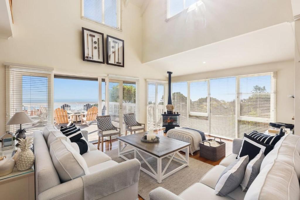 Hamptons Retreat - Stunning Panoramic Water Views and Pool photo 4