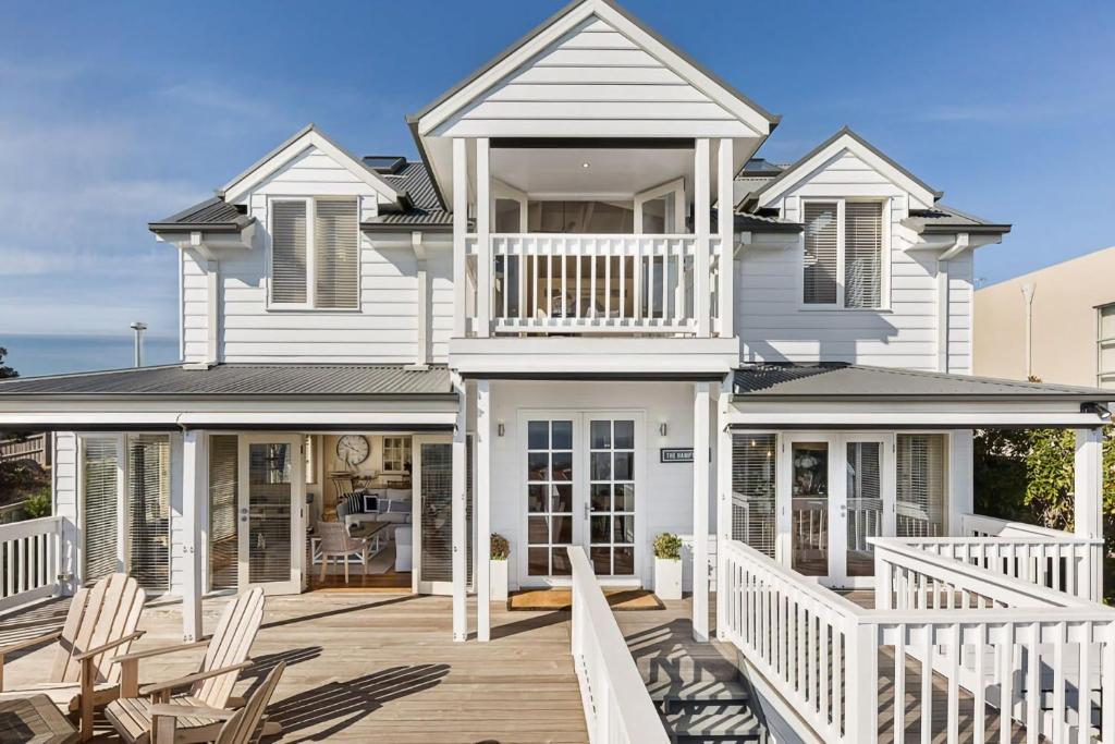 Hamptons Retreat - Stunning Panoramic Water Views and Pool photo 1