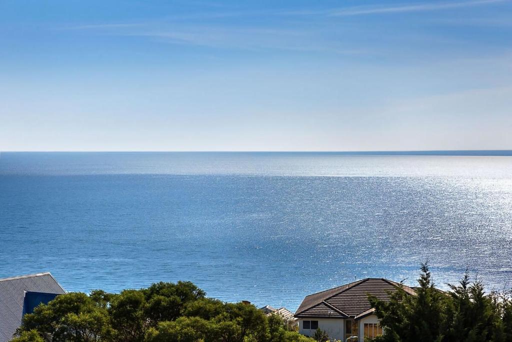 Hamptons Retreat - Stunning Panoramic Water Views and Pool photo 3
