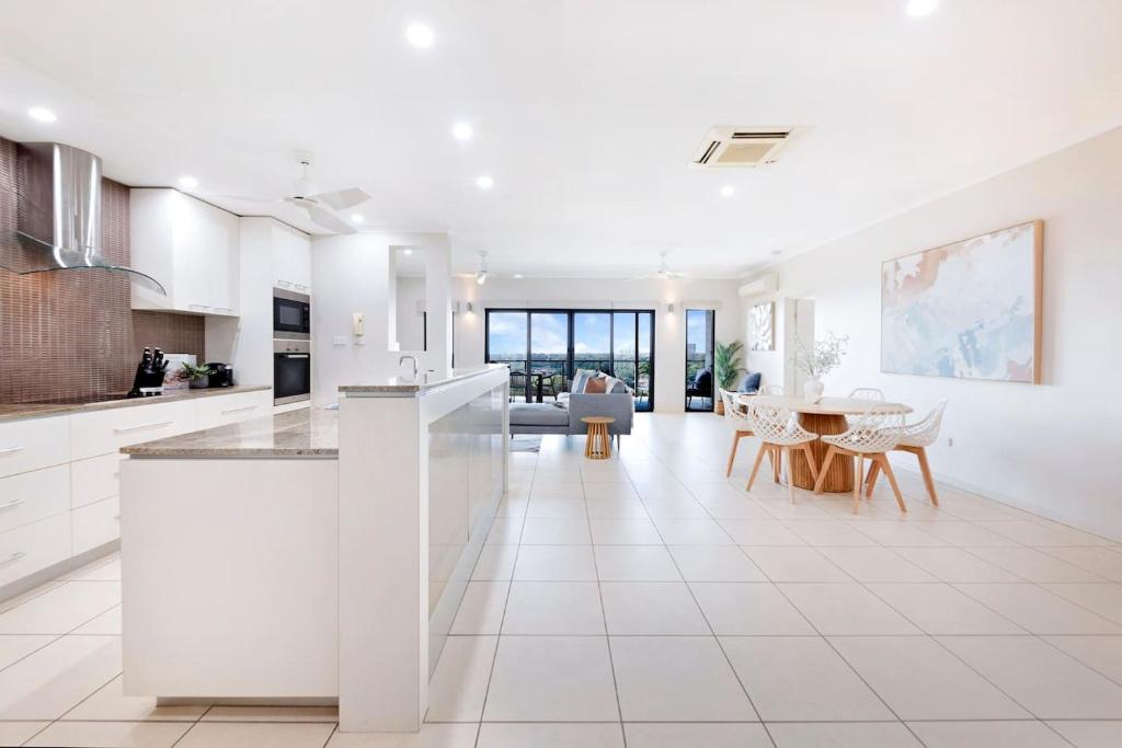 Larrakeyah Luxury - Penthouse Getaway with Views photo 4