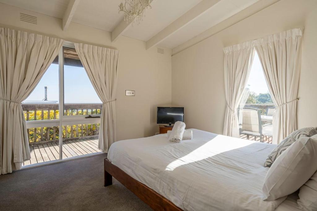 Port Philip Panorama - Bayview Retreat and Pool Bliss photo 4