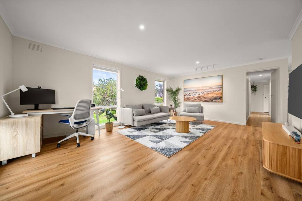 2 Bedroom Home Mornington Walking to Beach photo 1