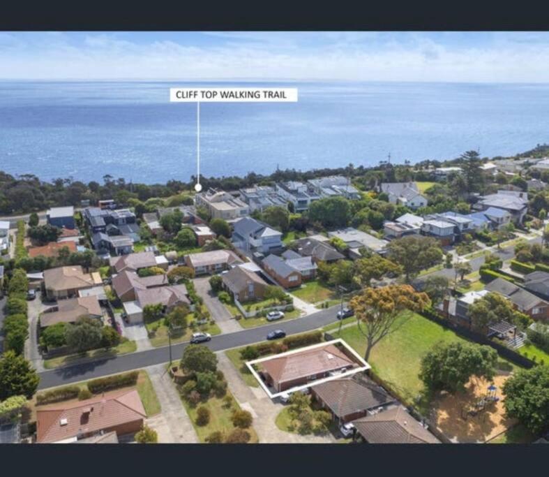 2 Bedroom Home Mornington Walking to Beach photo 4