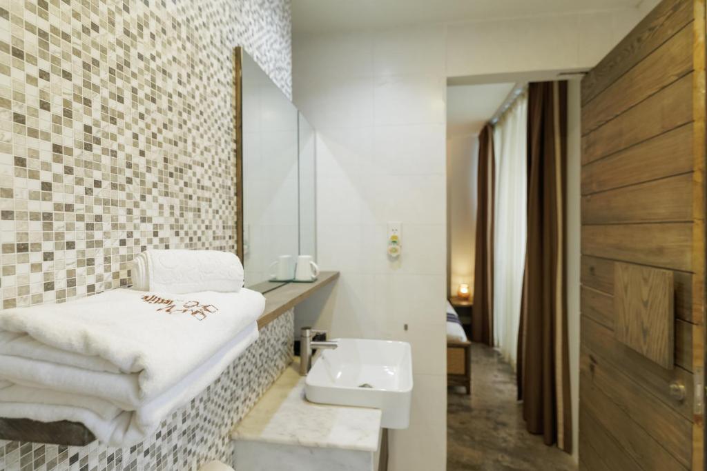 Vietlife Hotel & Apartment, Bar in Basement, Cinema Room