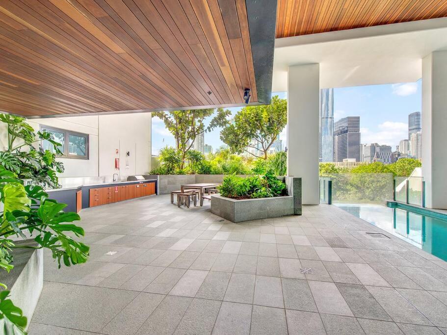 Modern Mountain View Apartment - South Brisbane - Tap to explore photos