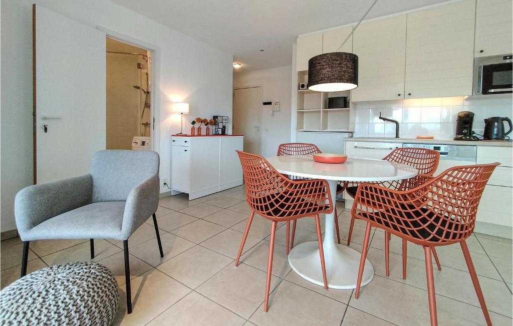 2 Bedroom Awesome Apartment In Bredene photo 3