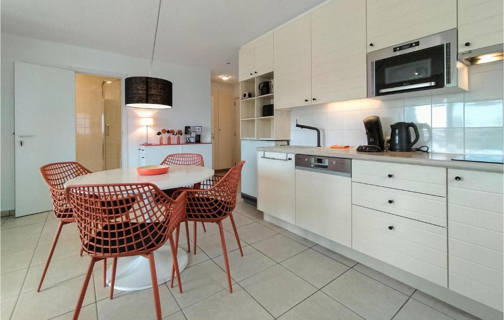 2 Bedroom Awesome Apartment In Bredene photo 4