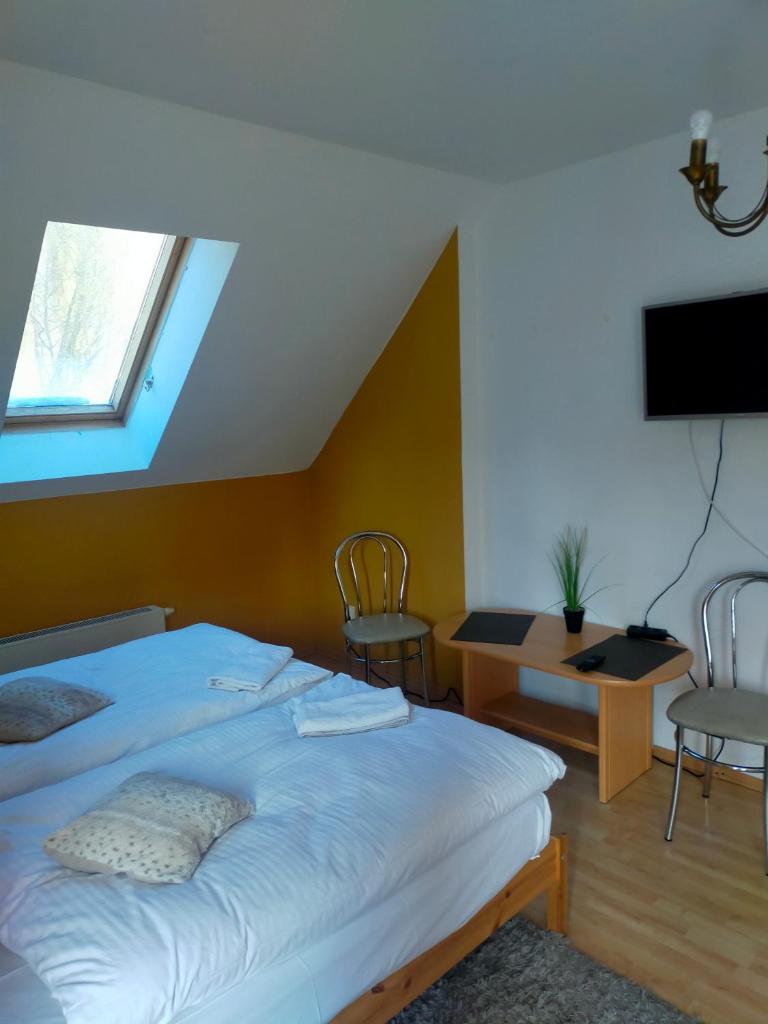 Hostel Madeira Room Type - Double Room with Balcony (3 Adults)