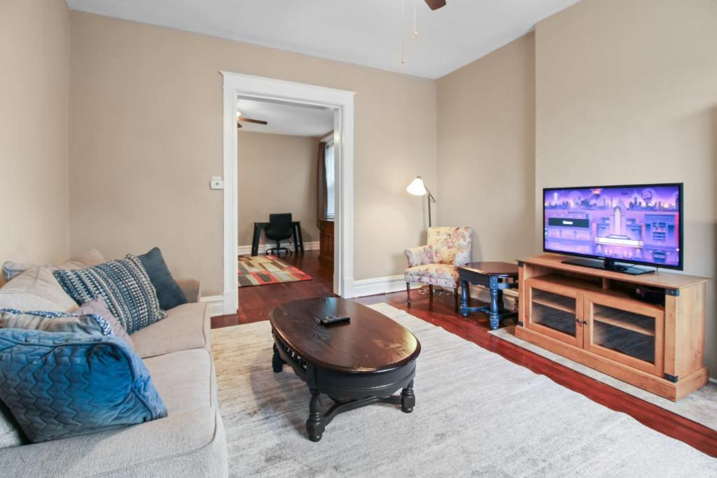 Spacious One Bedroom w Laundry & Streaming image