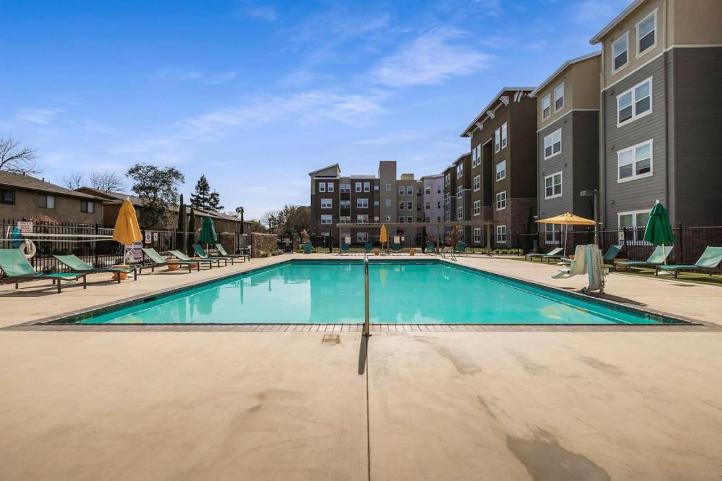 Splinter in Time PRVT BATH Shared Apt Gym Pool image