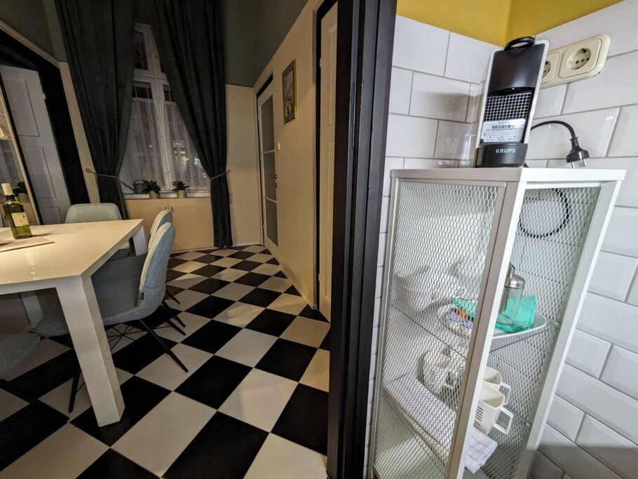 Astoria Downtown Apartment - Tap to explore photos
