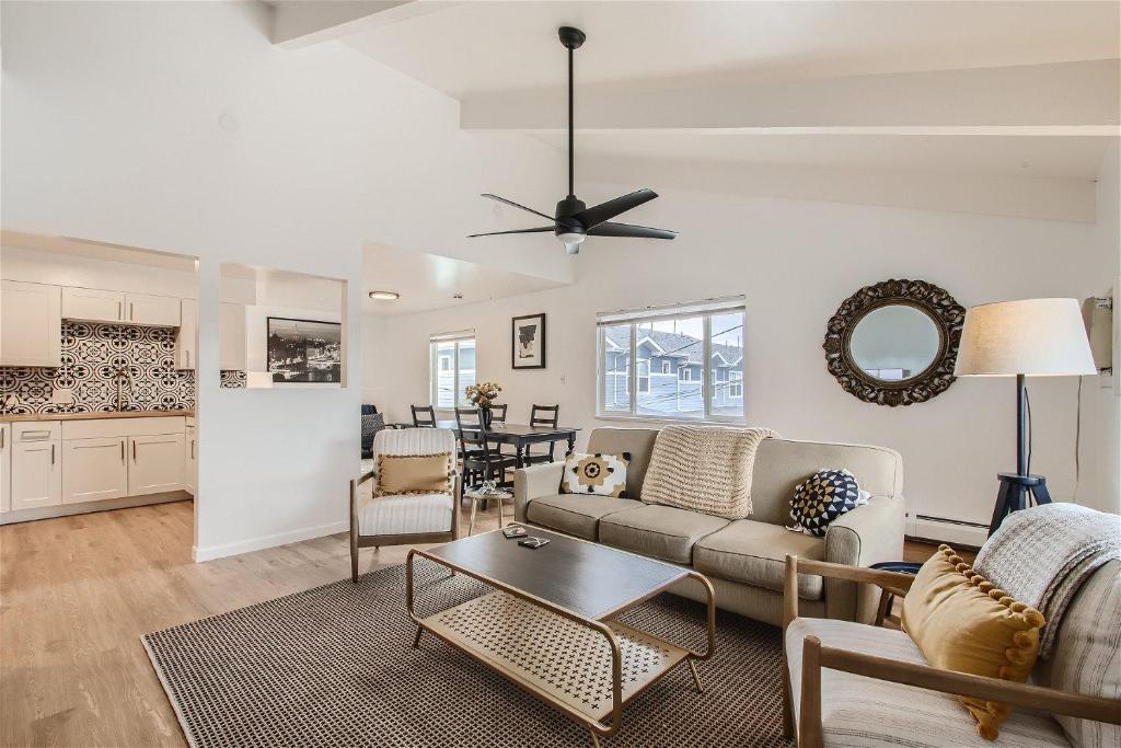 Natural Light, High-Vaulted Ceilings Apartment and Garage image