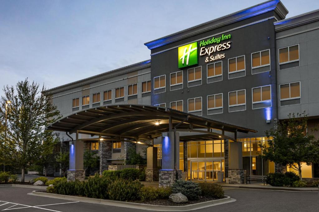 Holiday Inn Express & Suites Colorado Springs Central image