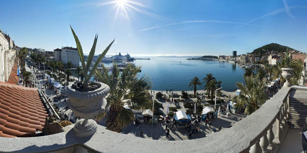 Riva Luxury Suites photo 2