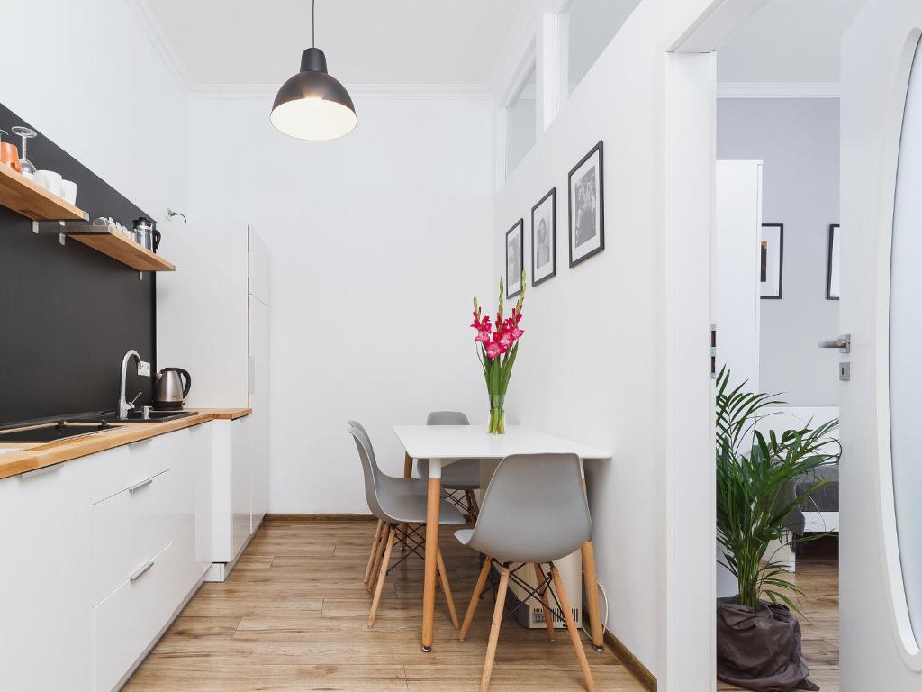 Misty Haven - 2BR for 4 - Kazimierz - Tap to explore photos