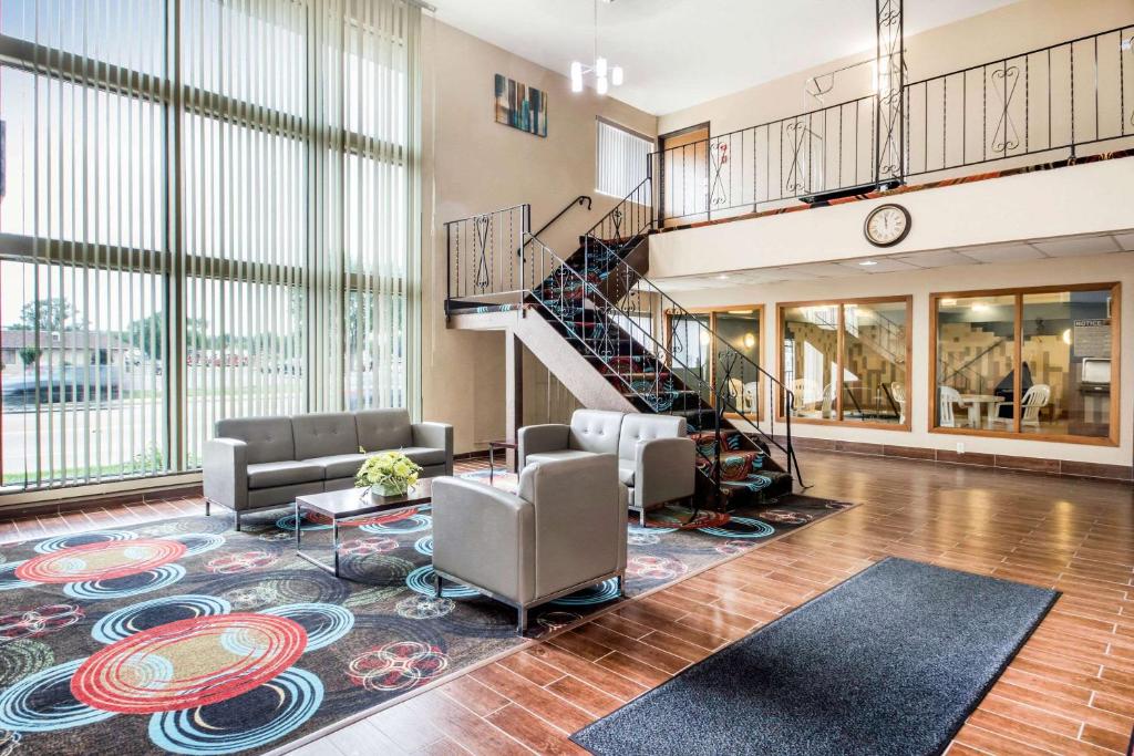 Econo Lodge La Crosse image