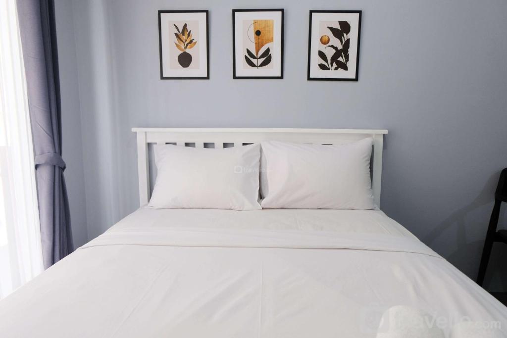 Minimalist Studio at Grand Asia Afrika Apartment By Travelio