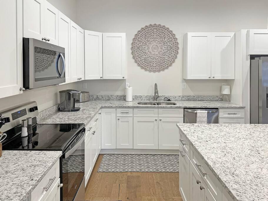 Spacious Freshly Renovated Townhome- Scenic Side image