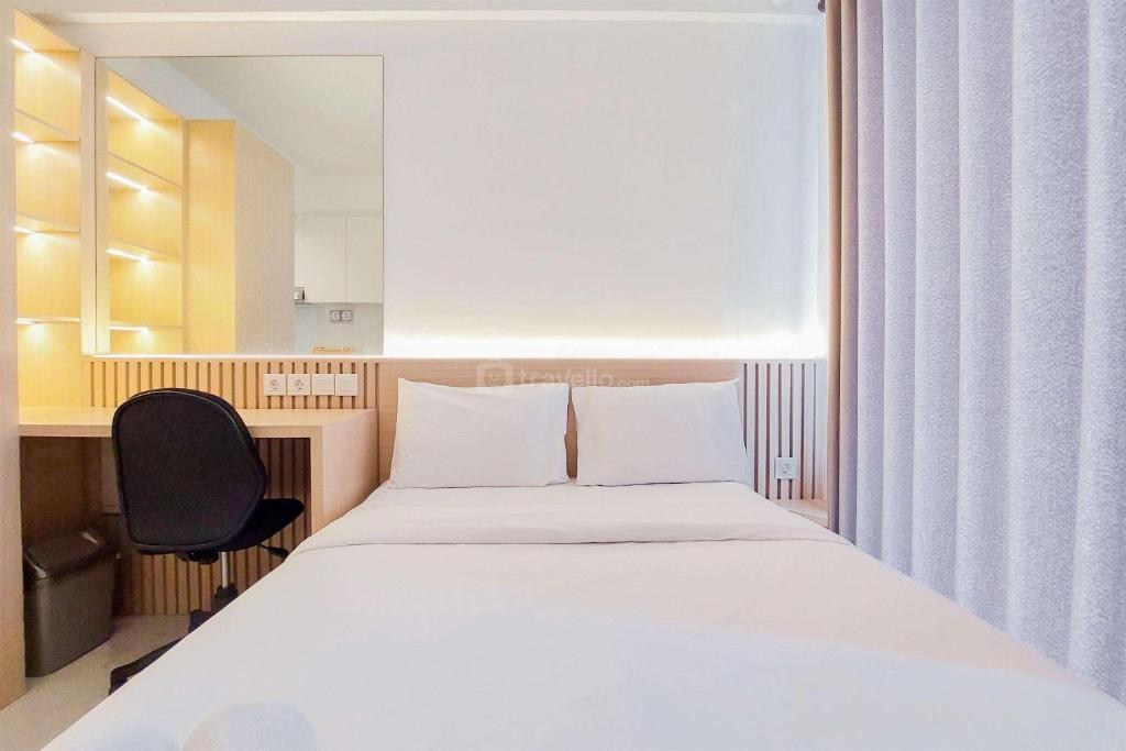 Comfy Studio Room at 31st Floor Sky House BSD Apartment By Travelio