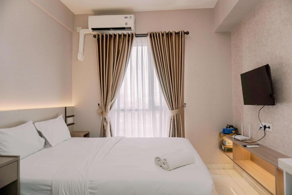 Cozy and Restful Studio Sky House Alam Sutera Apartment By Travelio