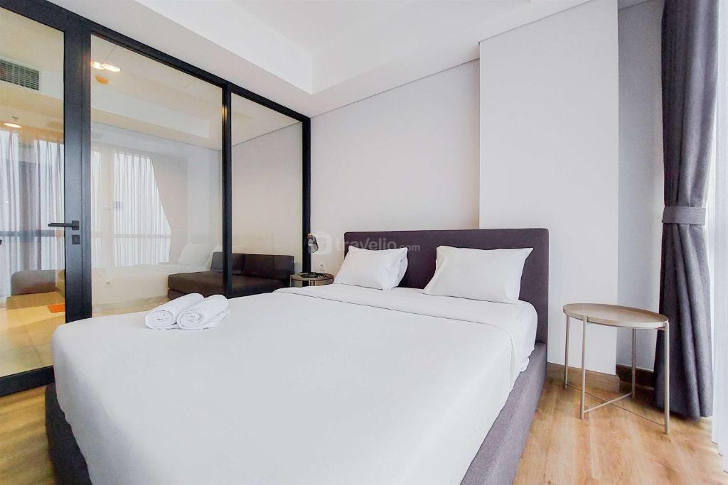 Comfort Living and Homey 1BR The Smith Alam Sutera Apartment By Travelio, Tangerang