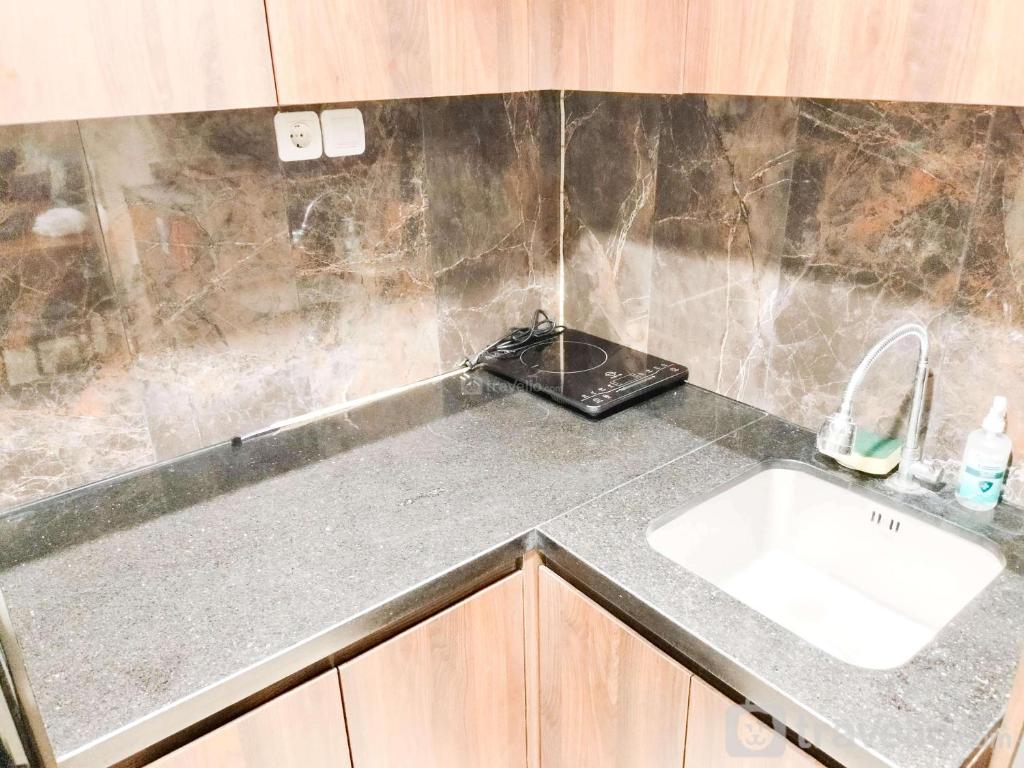 Comfort and Simply 1BR at Patraland Amarta Apartment By Travelio photo 2