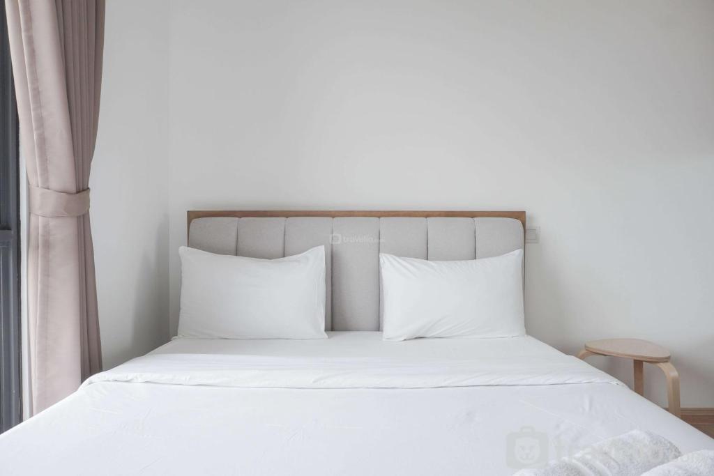 Homey and High Floor 2BR at Sky House BSD Apartment By Travelio, Tangerang