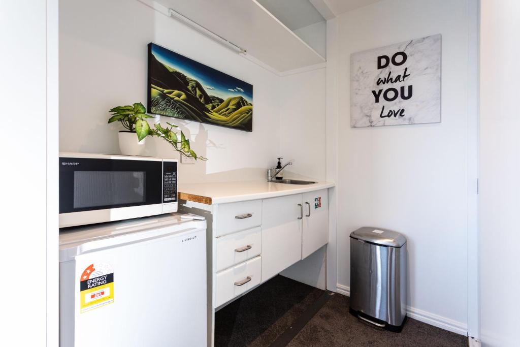 Awesomely Ambient Queenstown Home - Tap to explore photos