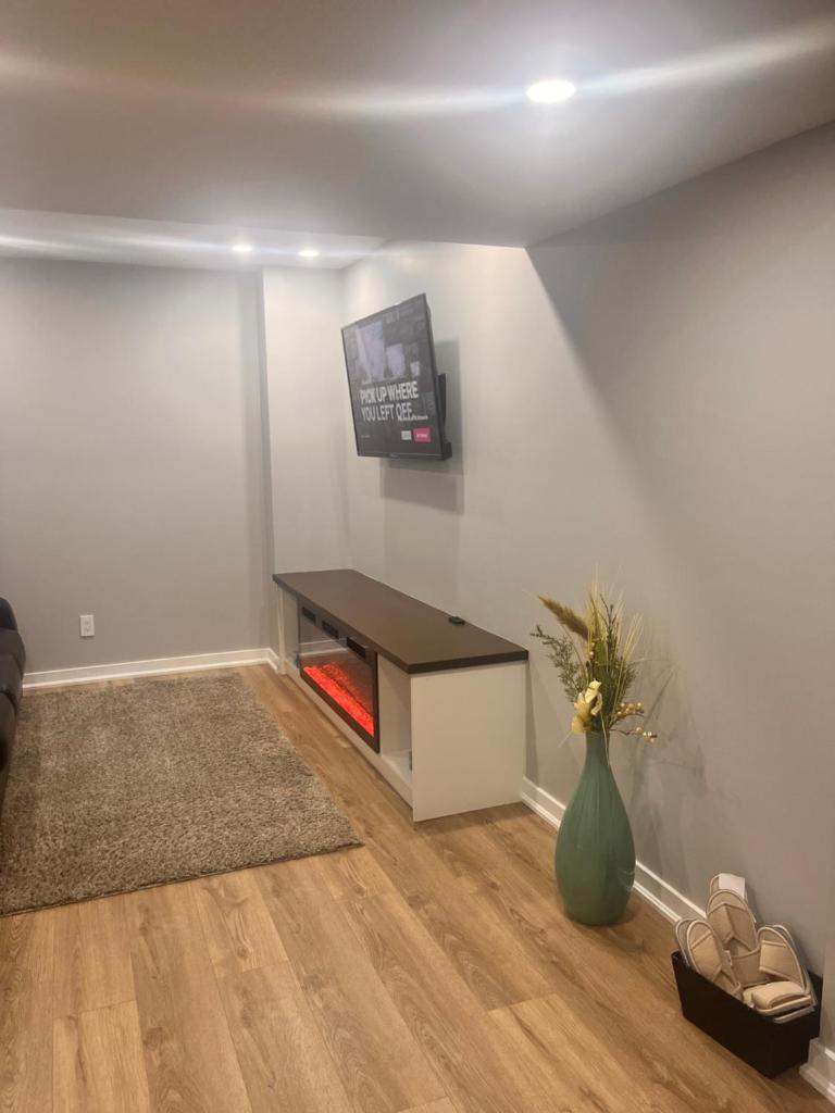 Bowmanville apartment - Tap to explore photos