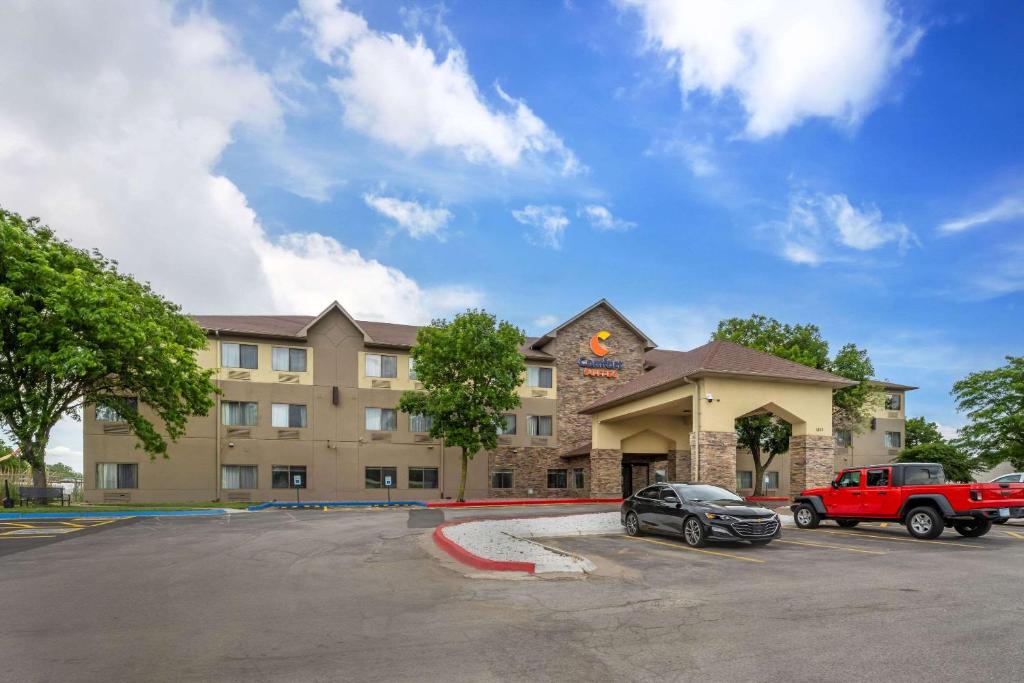 Comfort Suites Omaha East-Council Bluffs image