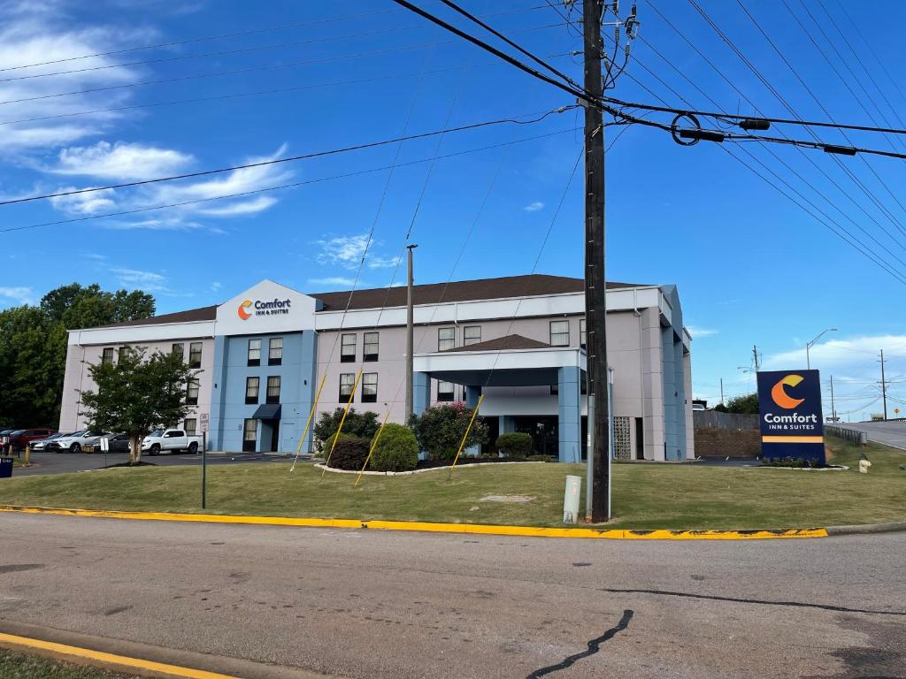 Comfort Inn & Suites La Grange image