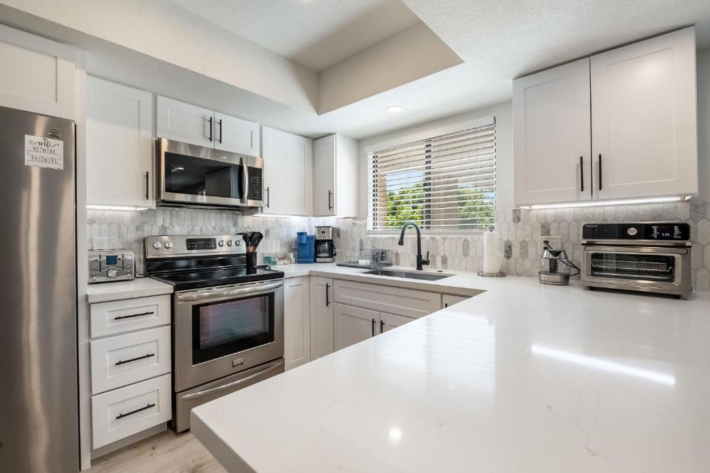 New Modern apt, vacation or long stay image