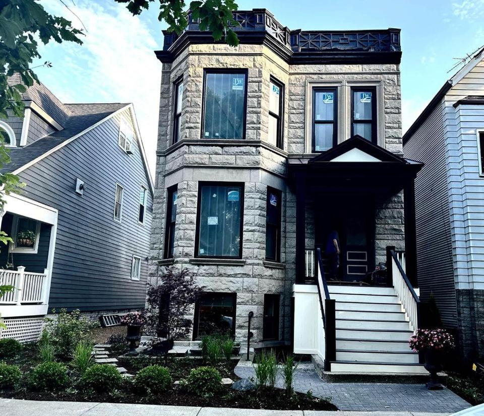 Charming NorthCenter Chicago Greystone Unit image