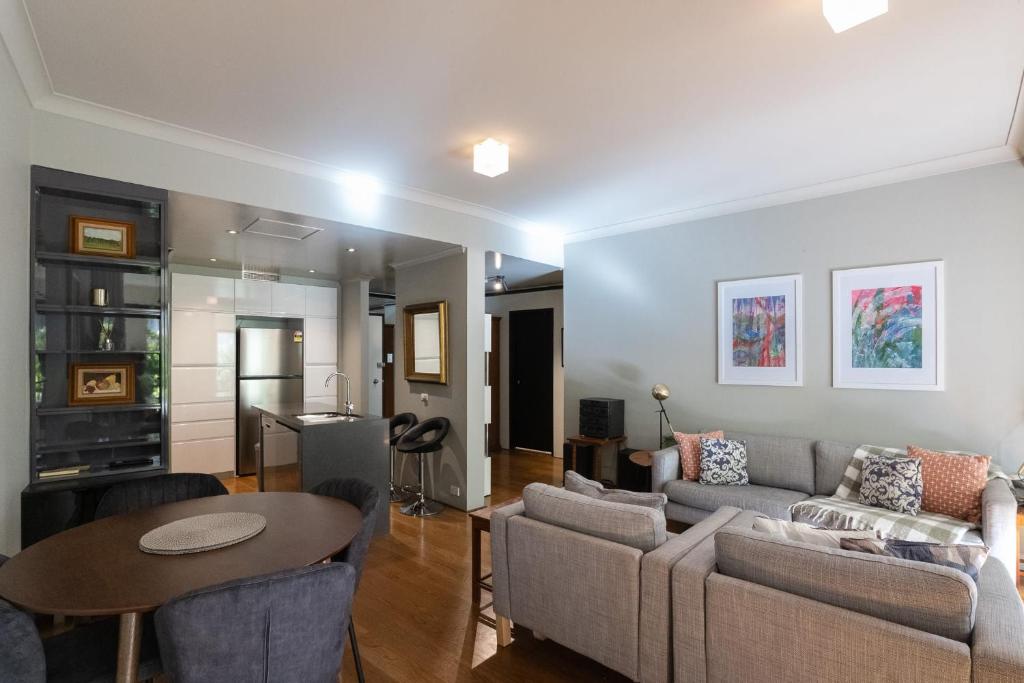 Stunning 1Bed Surry Hills Balcony Apt w Parking photo 2