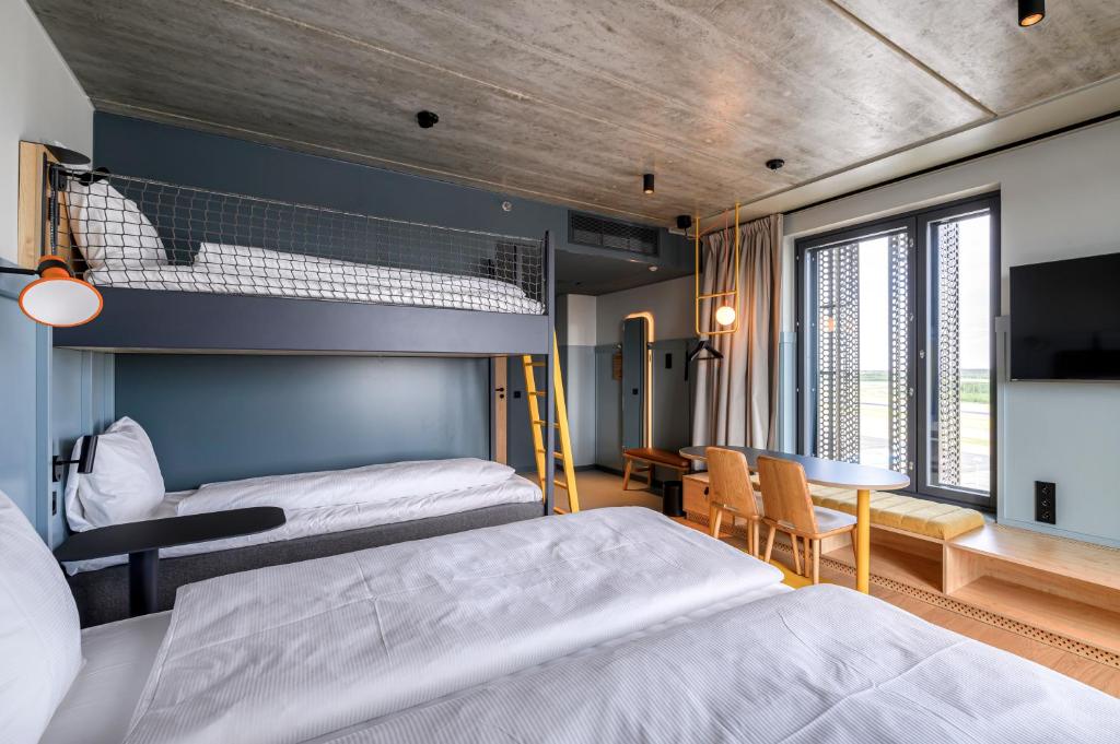 Comfort Hotel Helsinki Airport - Tap to explore photos