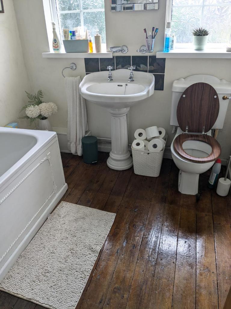Bright double room approx 2 mile from city centre - Tap to explore photos