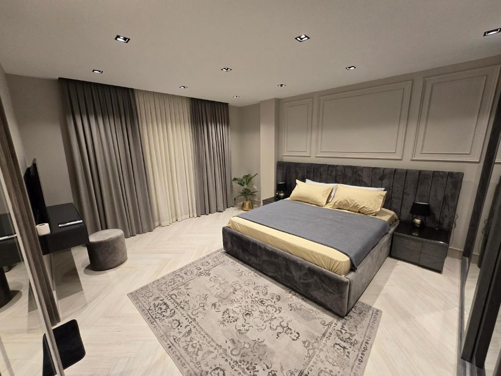 NEW Luxurious 3 bedroom APT Mosadak St Dokki, Sheikh Zayed