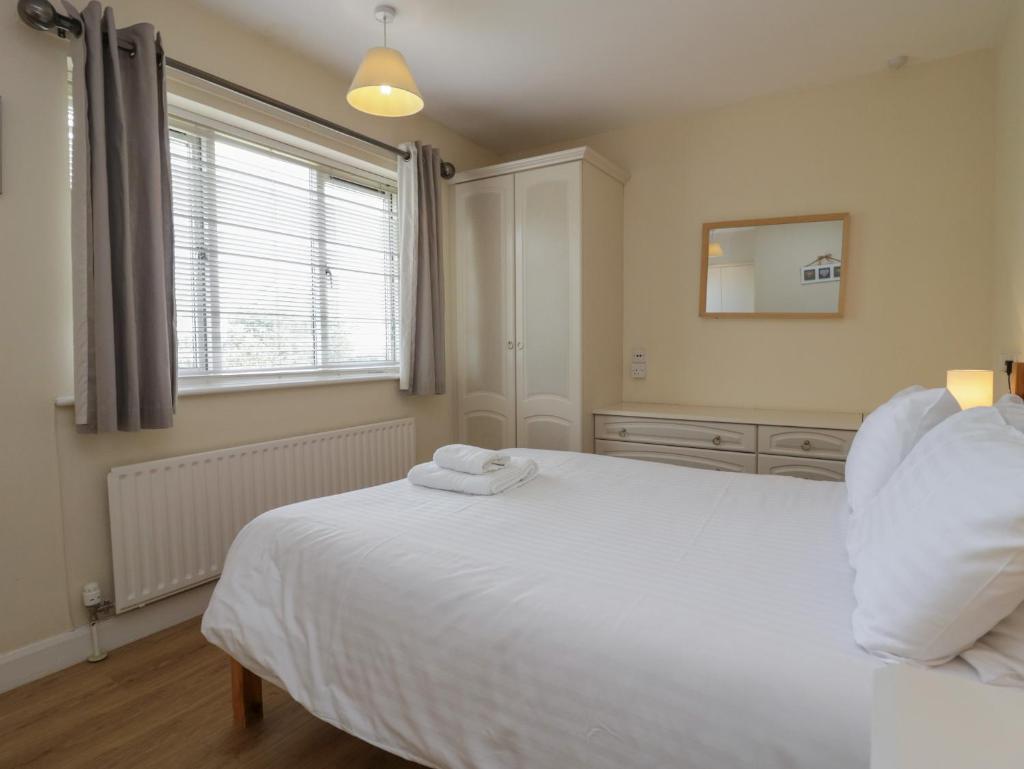 Jubilee Two Bedroom House Pet Free Baby Friendly - Tap to explore photos