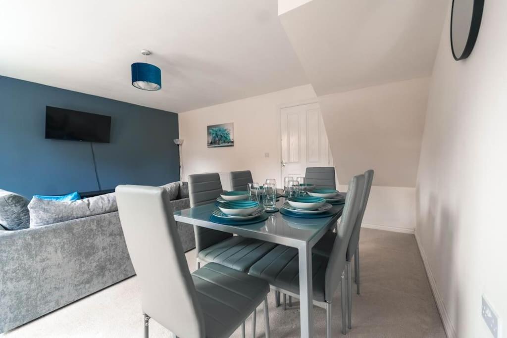 Modern 3BR Home by Hyped Properties Ideal for Groups & Business Stays Near Centre with Free Parking - Tap to explore photos