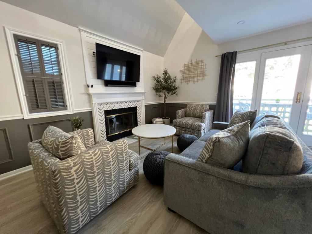 Newly Renovated Loft Villa at Norwich Spa with amenities, 3 minutes to Mohegan image