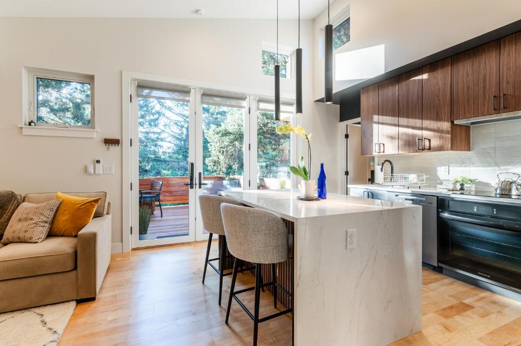 Topside Boulder Bright & Modern Furnished Private 1BR 2BA Apartment image