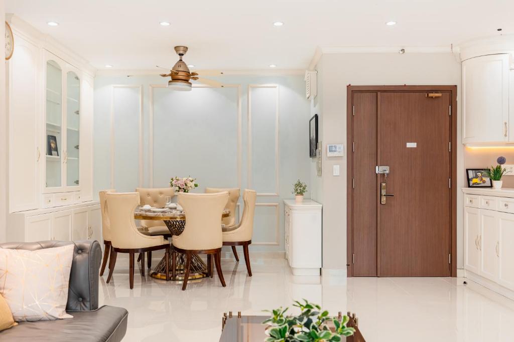 Spacious 4BR apat at Saigon Centre with pool, supermarket, view