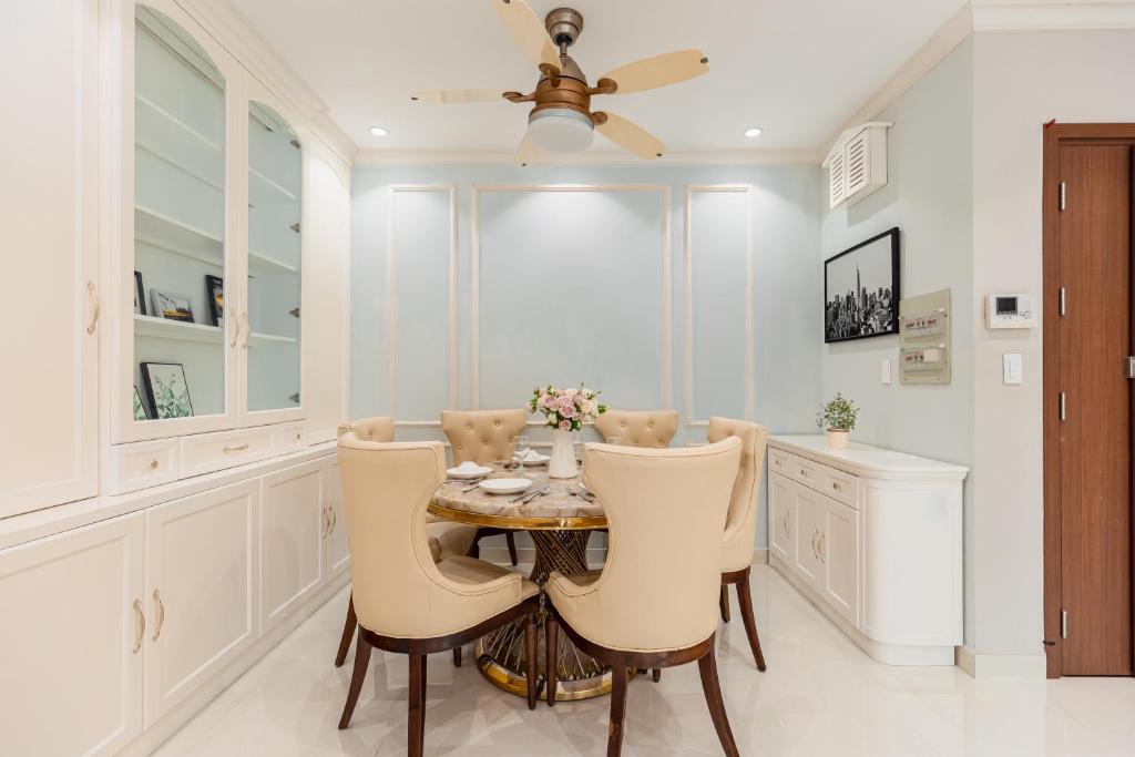 Spacious 4BR apat at Saigon Centre with pool, supermarket, view