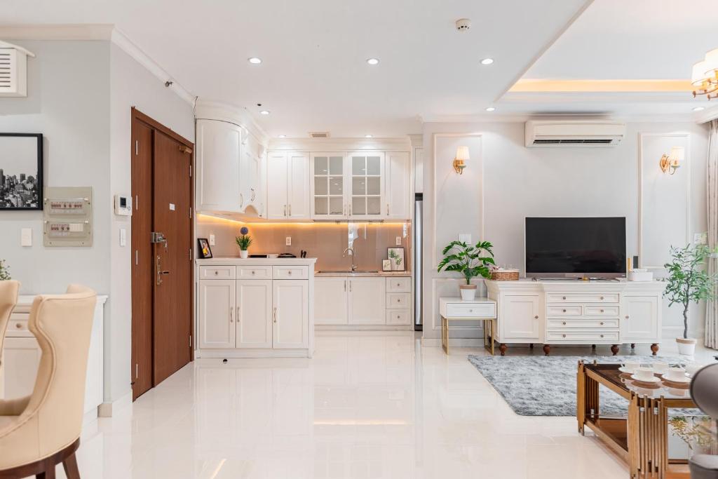 Spacious 4BR apat at Saigon Centre with pool, supermarket, view