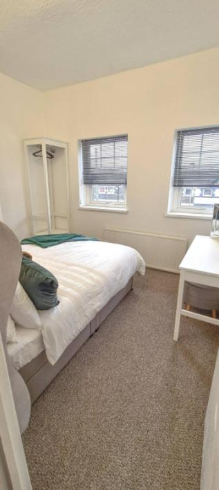 Entire 2 Bed Flat on 3rd floor near City Centre & Stadium, Devon